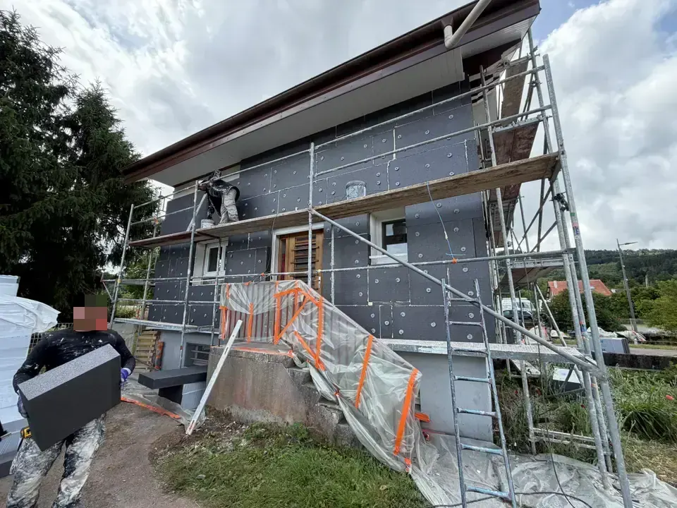 Pose de panneaux isolants sur une façade à Anould