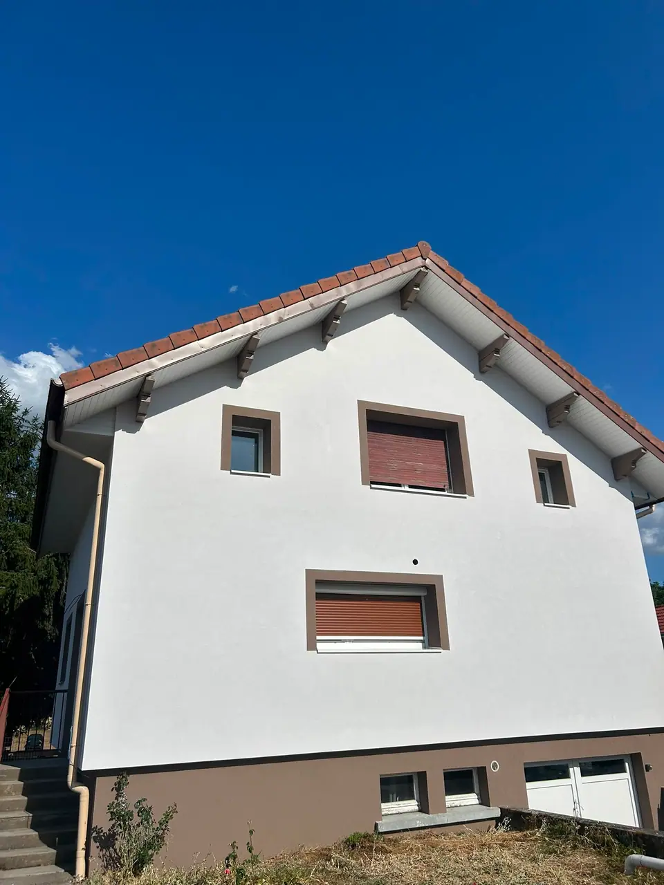 Façade terminée, encadrements contrastés
