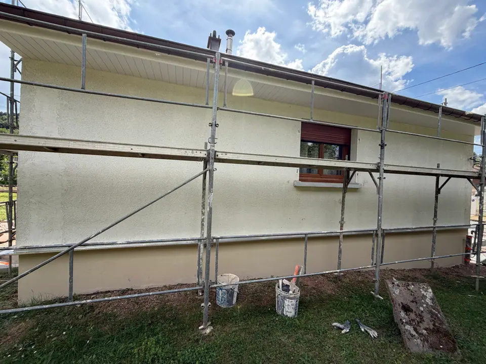 Sous-enduit appliqué sur la façade
