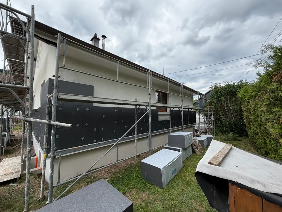 Façade enduite, échafaudage encore en place
