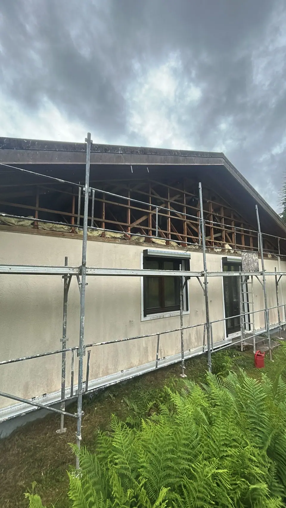 Pose de panneaux de laine de roche sur une maison de montagne à Gérardmer