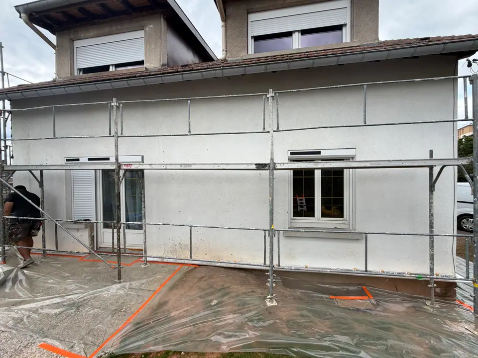 Échafaudage monté sur une façade avant le début des travaux à Saint-Dié-des-Vosges