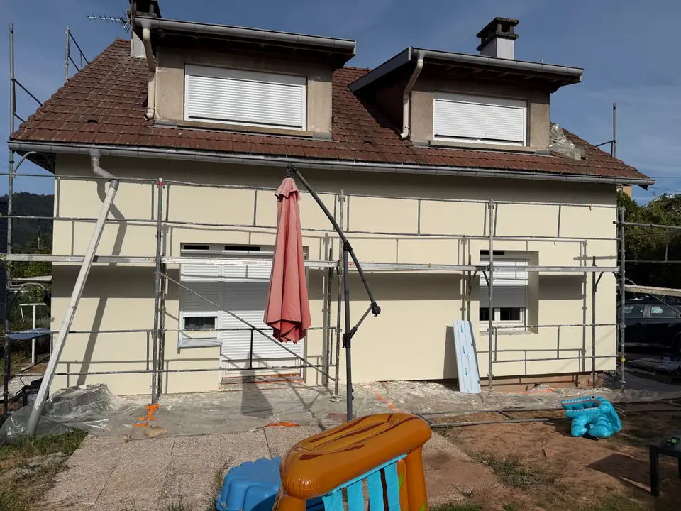 Application du sous-enduit et de la trame d'armature sur un chantier d'isolation à Saint-Dié-des-Vosges