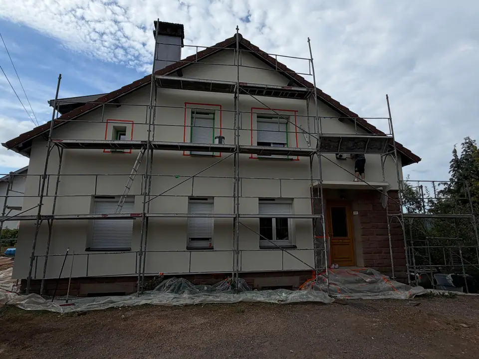 Enduit de finition en cours sur la façade