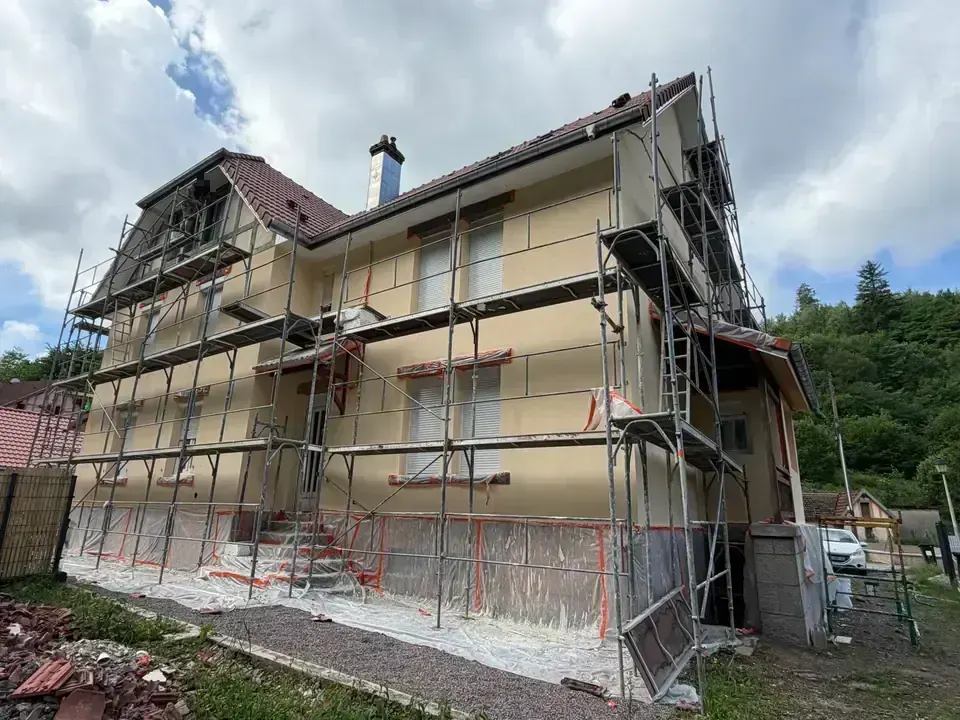 Échafaudage en place, ravalement en cours